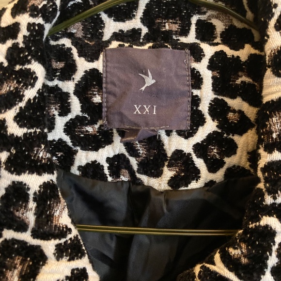 Mid-Waist button down embroidered jacket - Picture 6 of 9